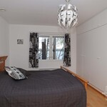 Alakerrassa tilava makuuhuone