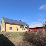 Hirsitalo ja vanha navetta (hevostalli)