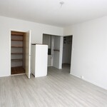 Säilytystilaa vaatehuoneessa.