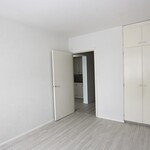 Makuuhuoneessa kaapisto.