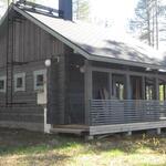 mökki pihaantulon puolelta
