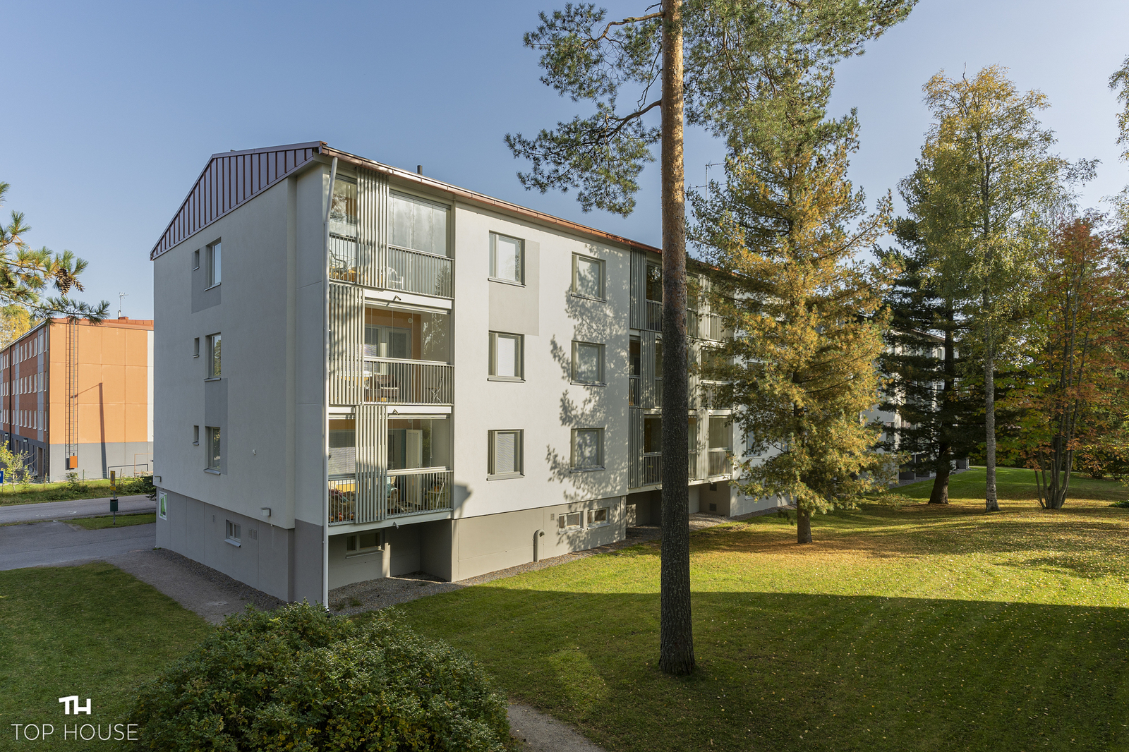 Julkisivu sisäpihalle päin