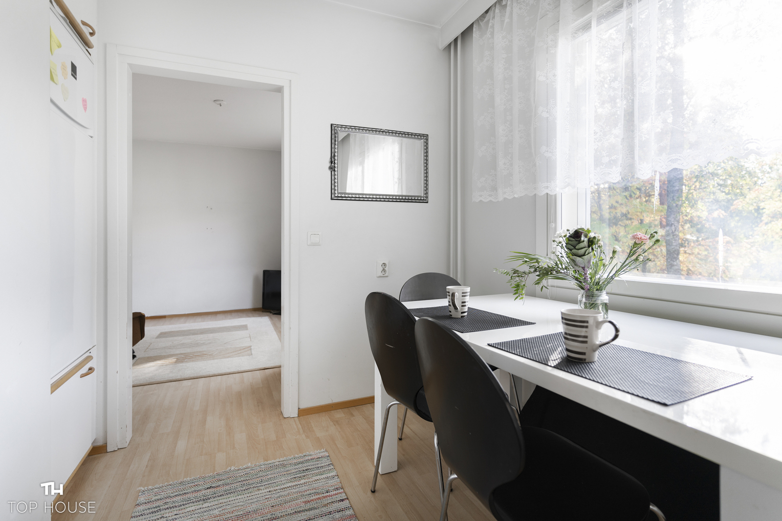 Keittiöön sopii ruokapöytä neljälle