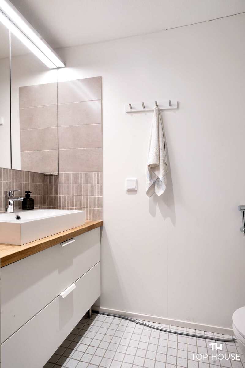 Wc:t kalustettu, kaakeloitu