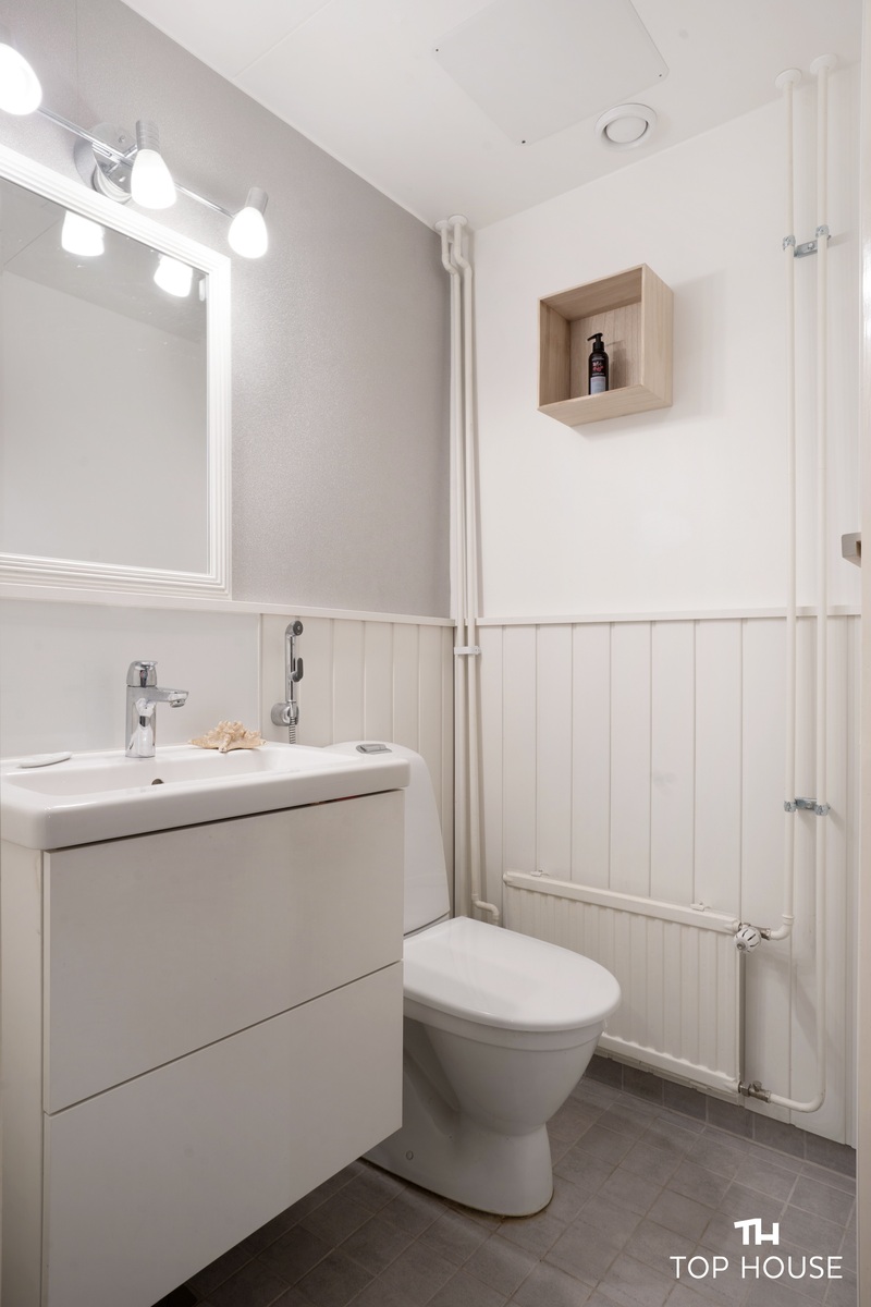 alakerran erillinen wc