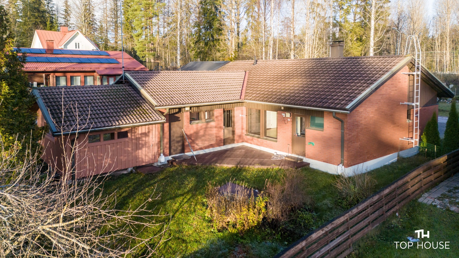Aurinkoinen aidattu piha