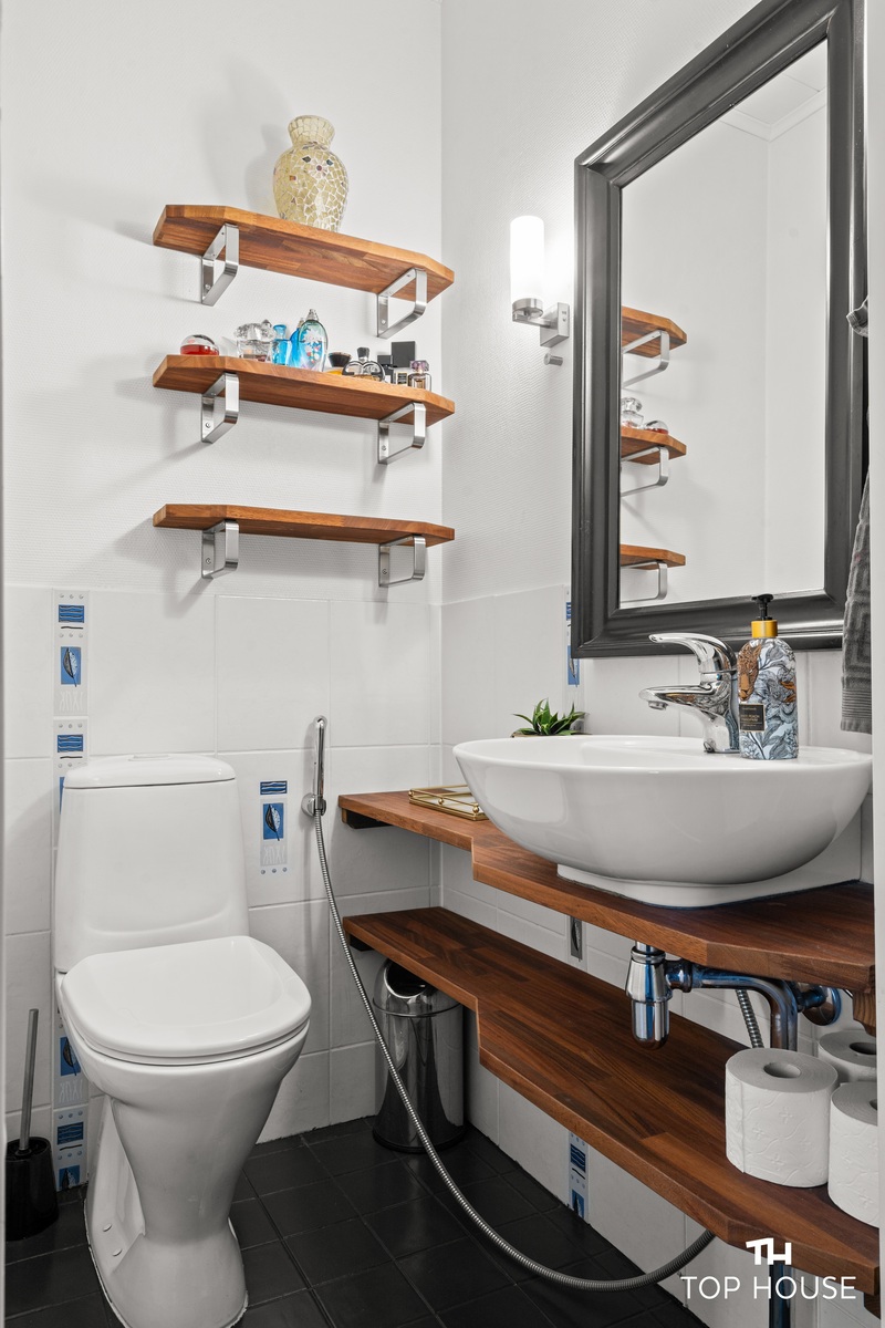 Alakerran erillinen wc