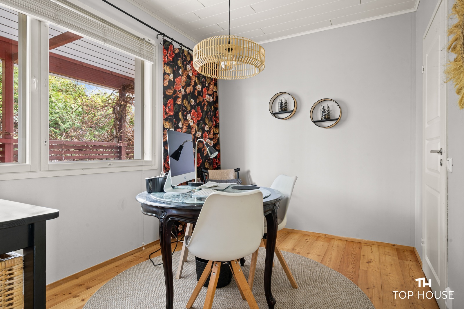 Makuuhuone 2 alakerrassa ja käynti vaatehuoneeseen