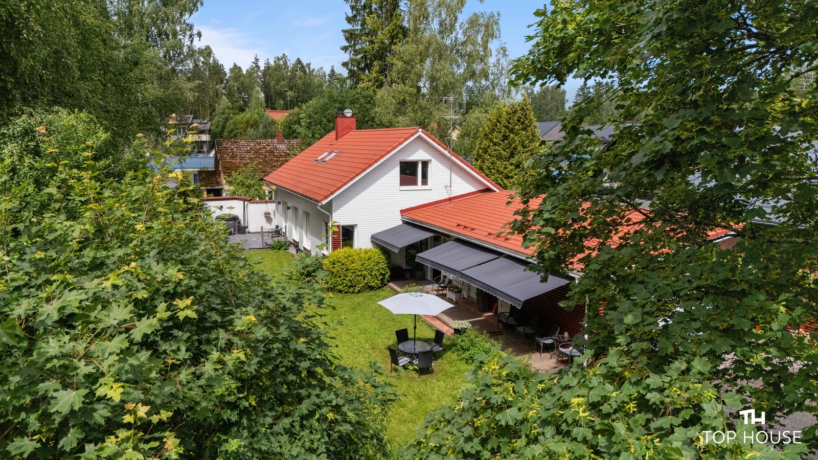 Kaskikuja 1 piha-alueita ja terasseja 