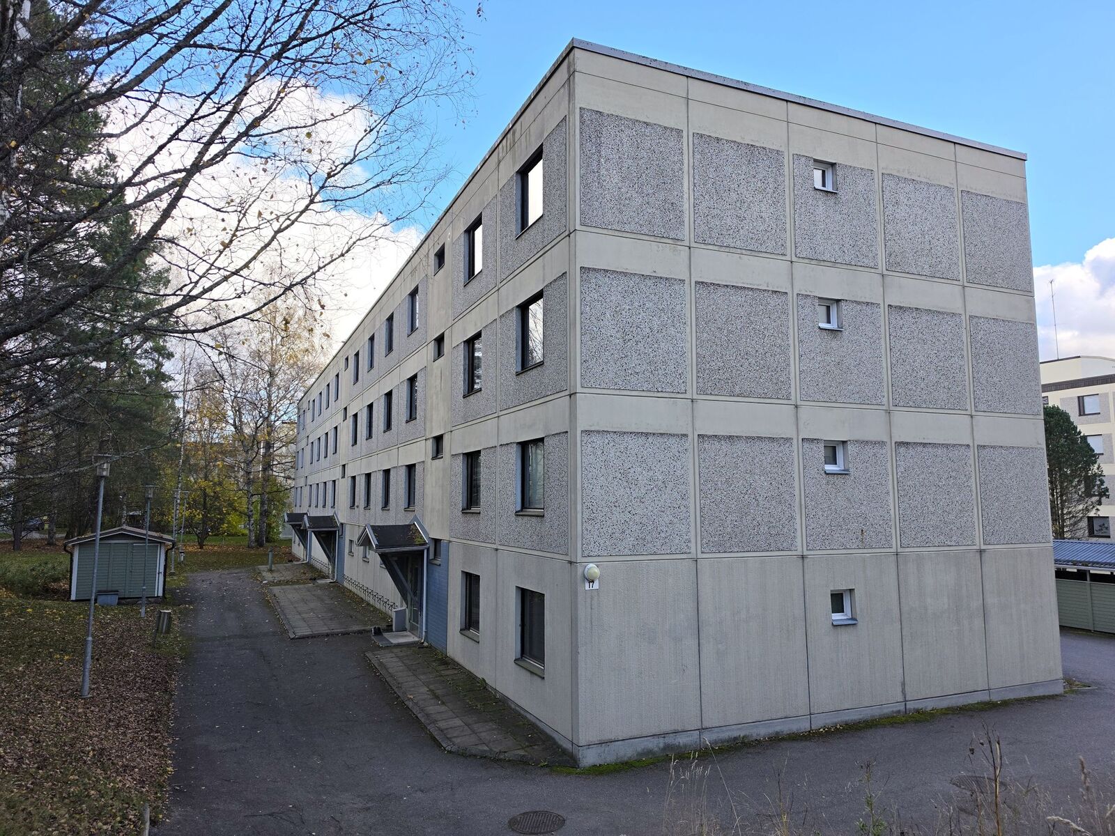 Kärpäsenkadun pysäkiltä päin