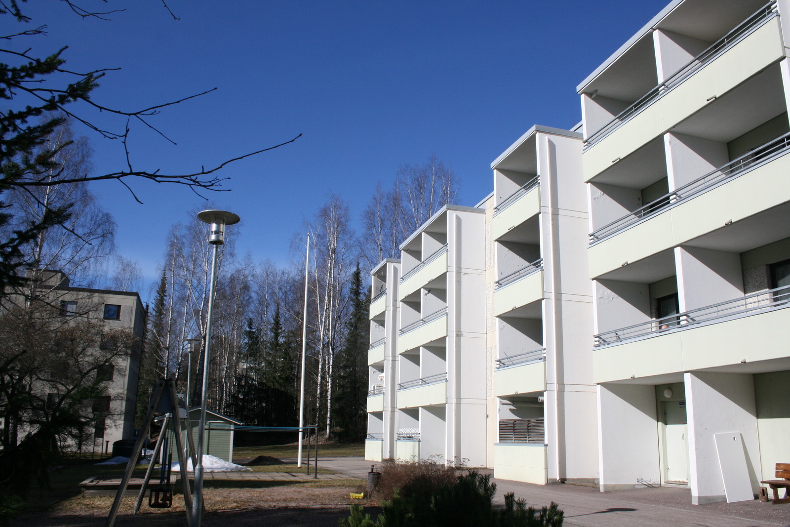 Lahden Katsastajankatu 17, piha-alue