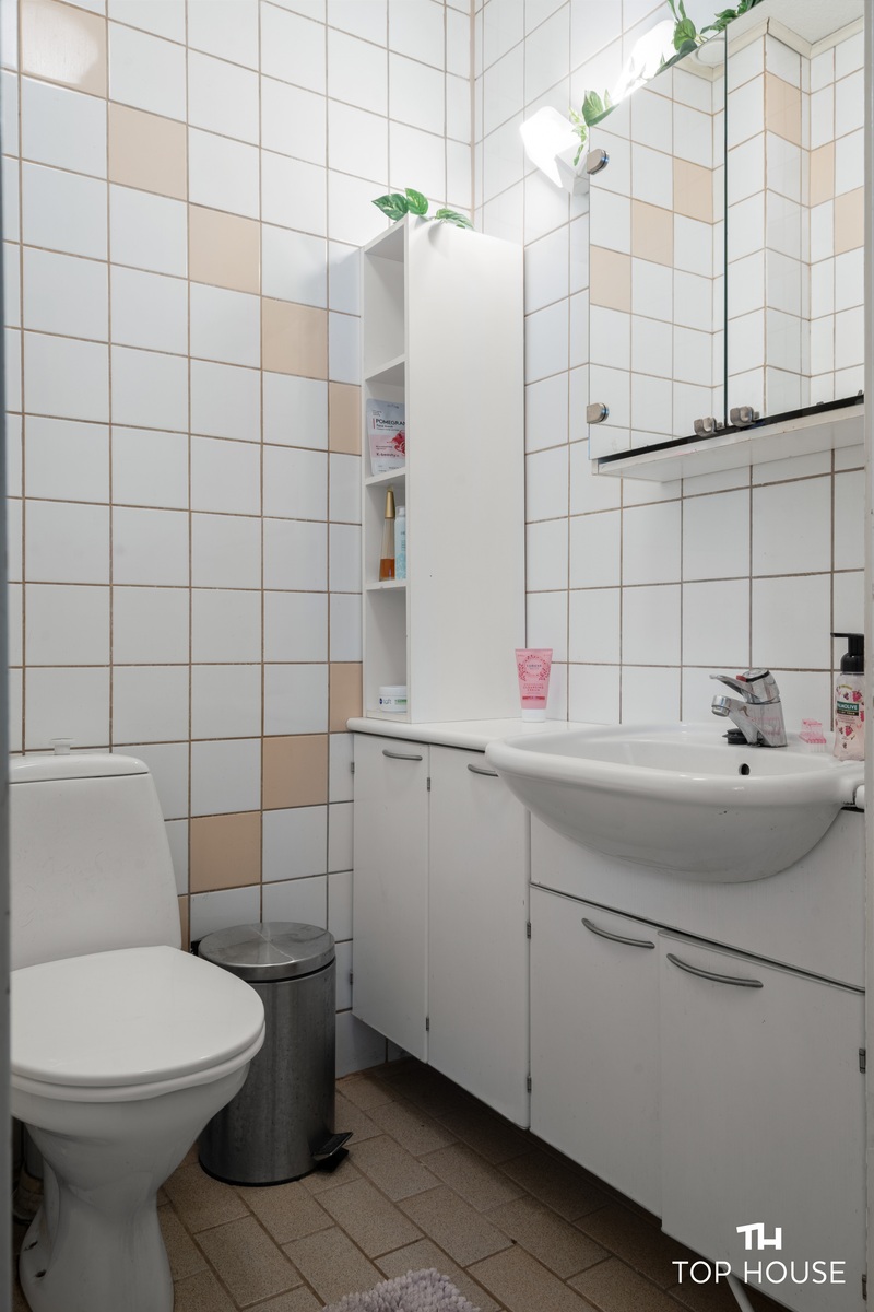 Ensimmäinen erillinen wc 