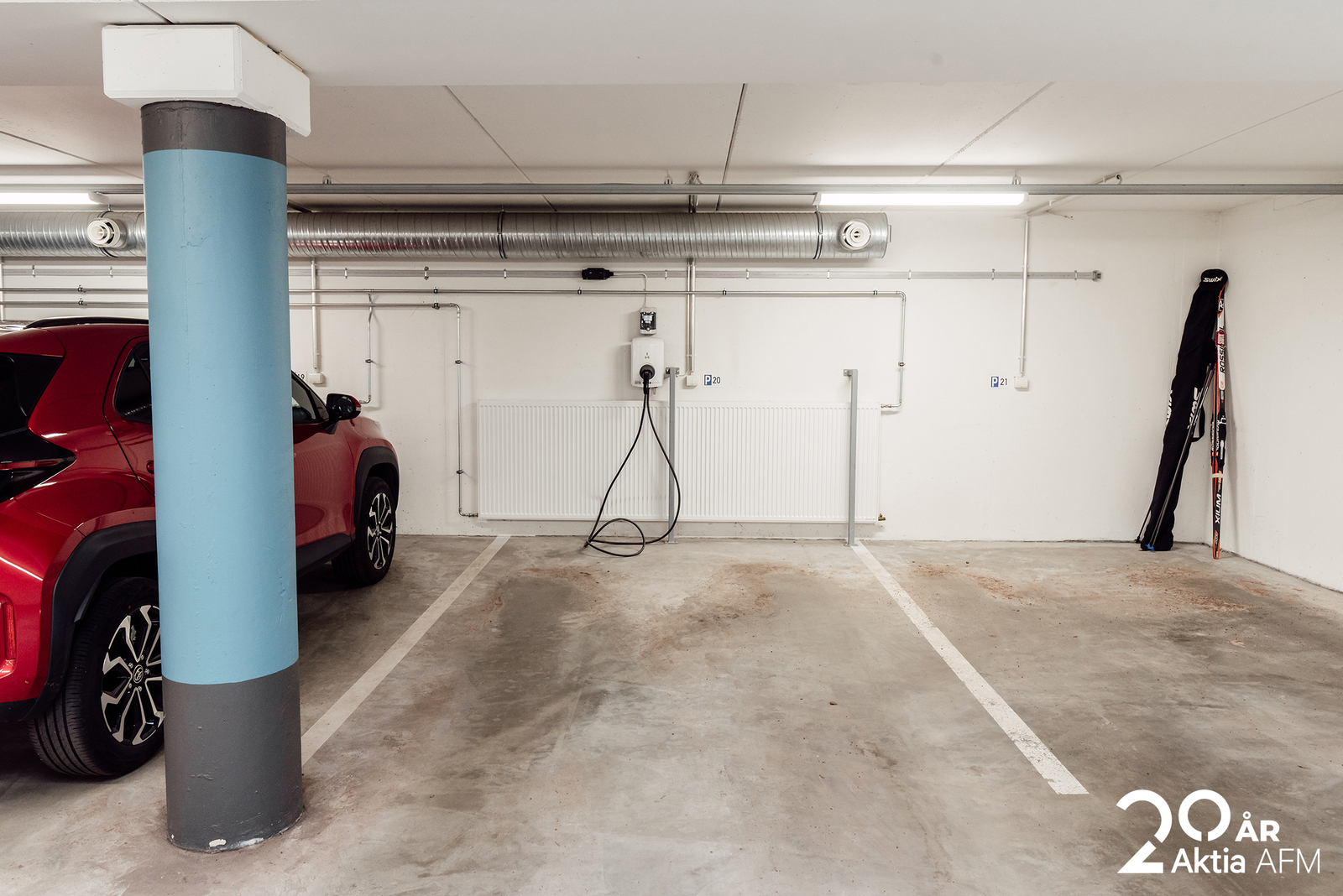 Lägenhetens medföljande parkering i garage med elbilsladdare