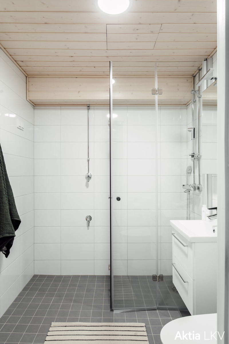 Perinteisessä putkiremontissa uusittu kylpyhuone