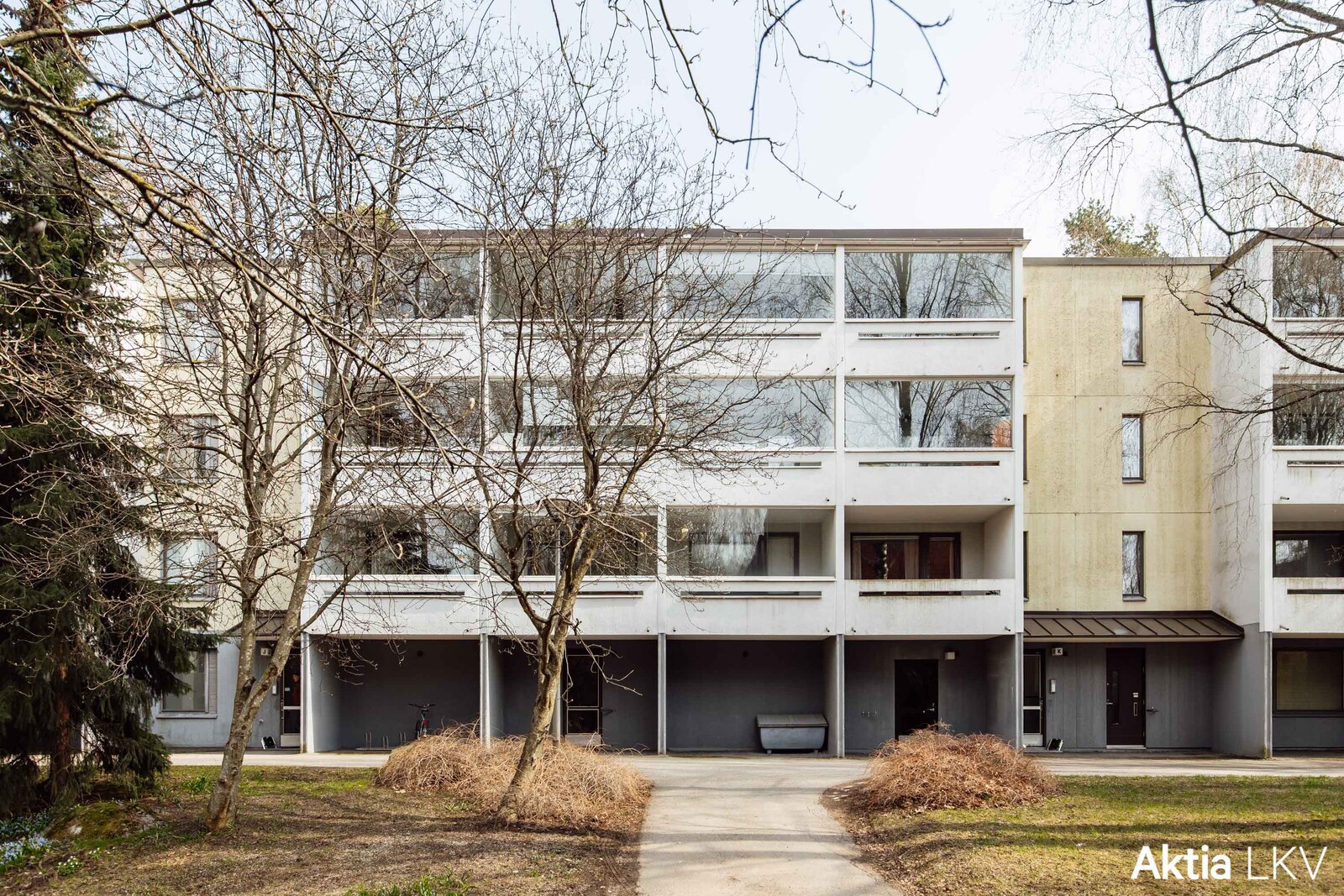 Julkisivu ja pihaa lännen suunnasta