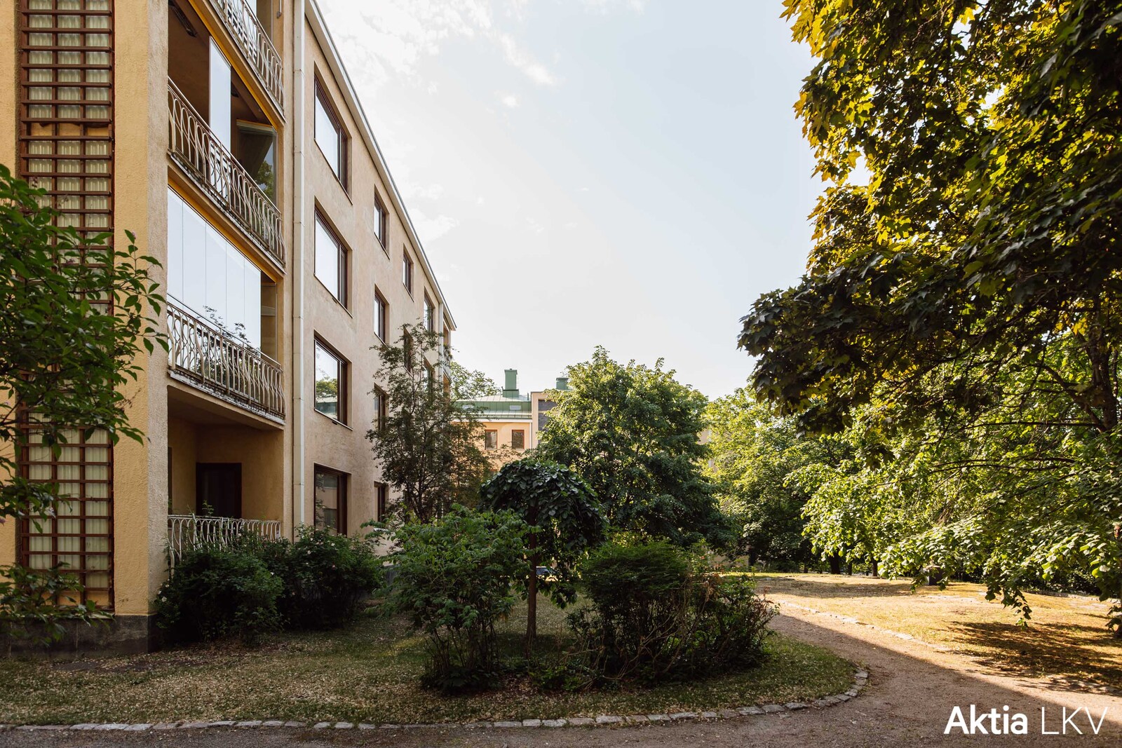 Julkisivu pihan puolelta