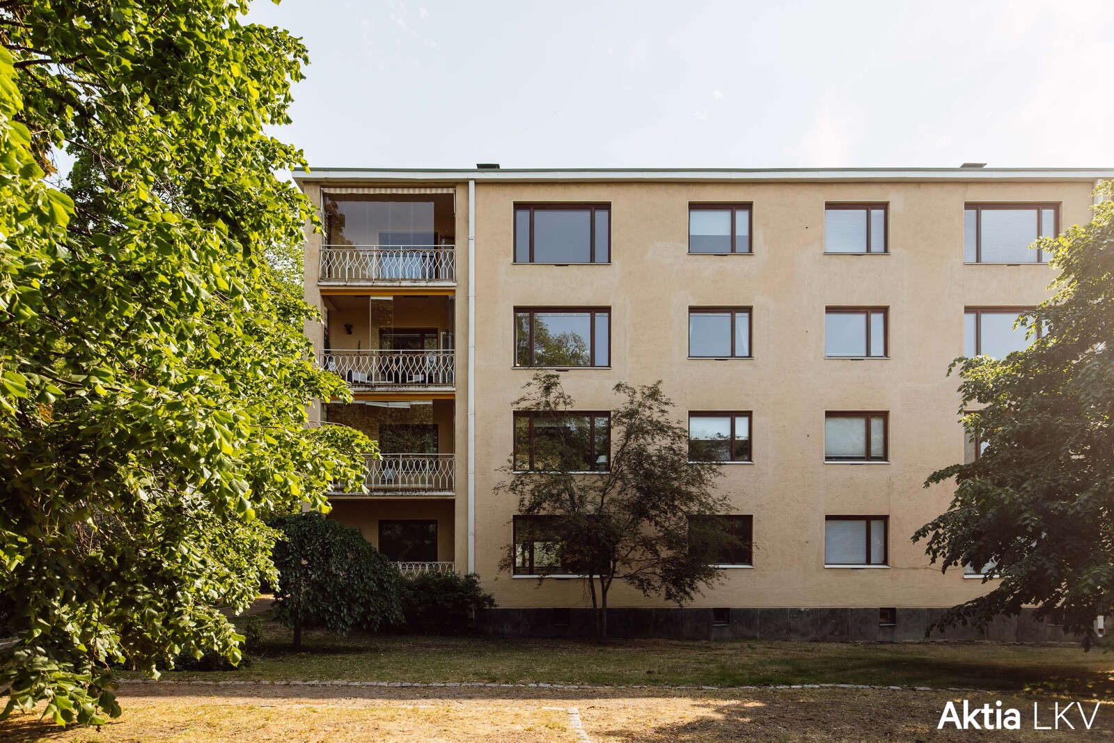 Julkisivu pihan puolelta