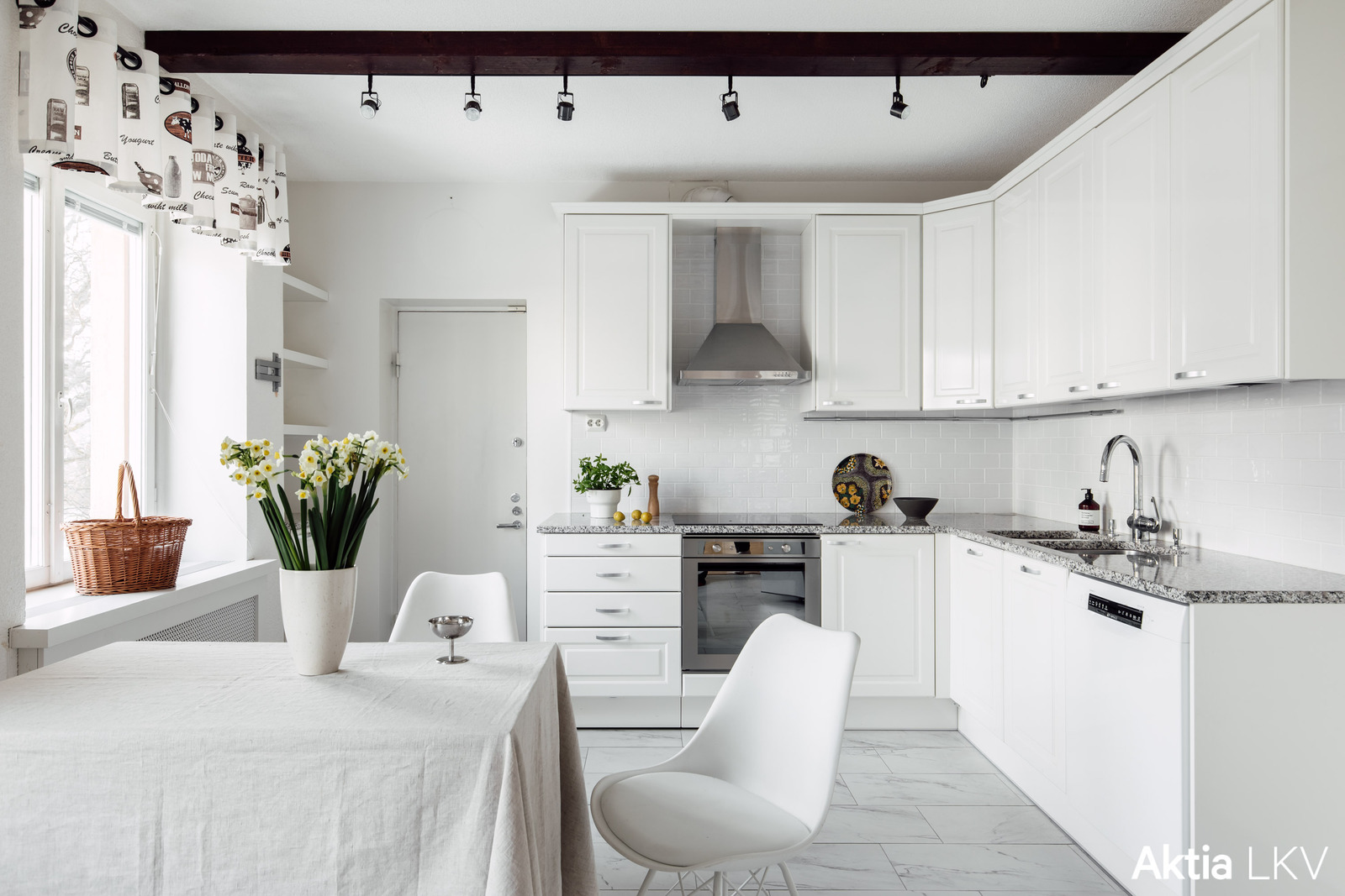 Keittiö, jossa toinen sisäänkäynti