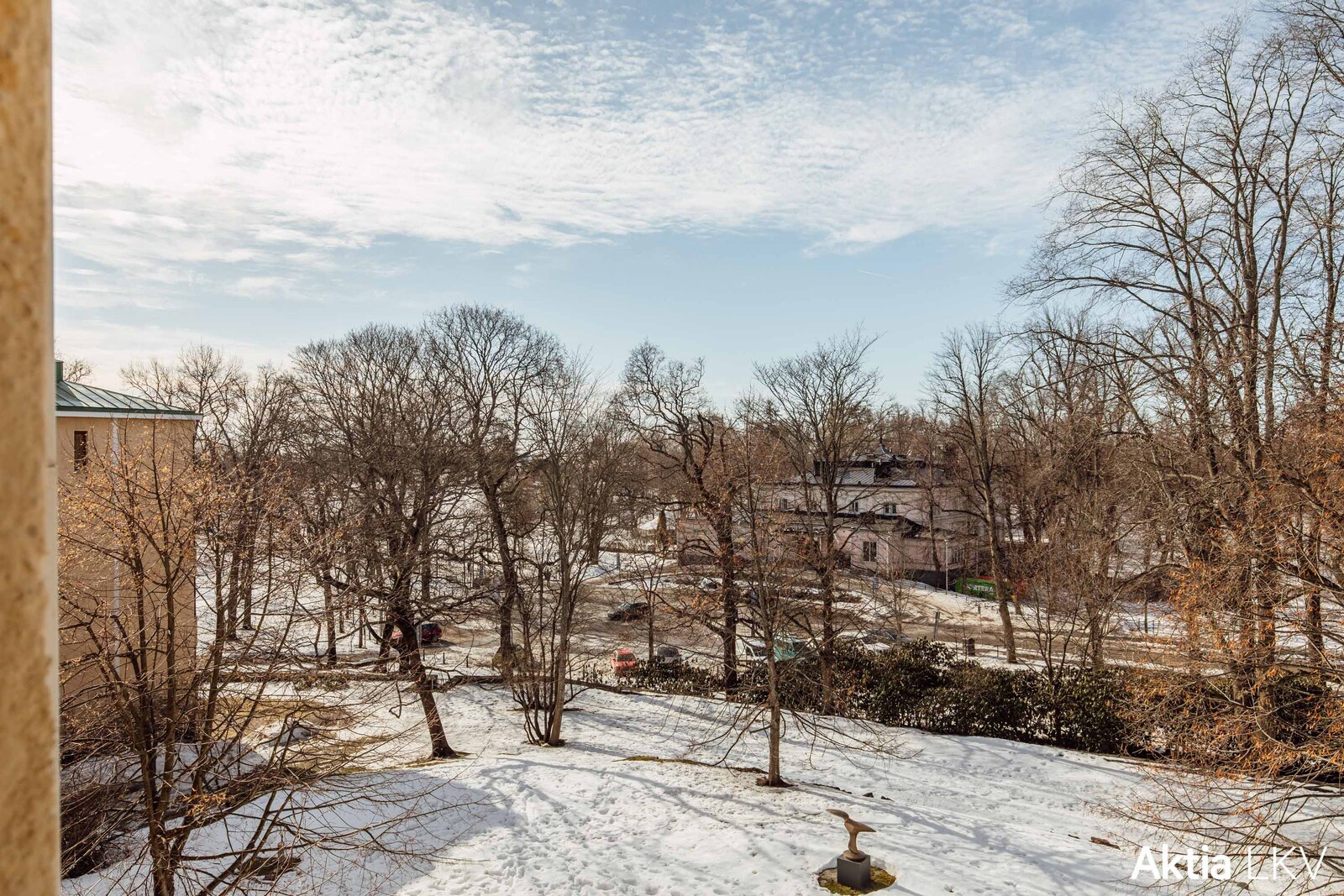 Vehreät näkymät olohuoneen ikkunasta, Kaivopuistoon