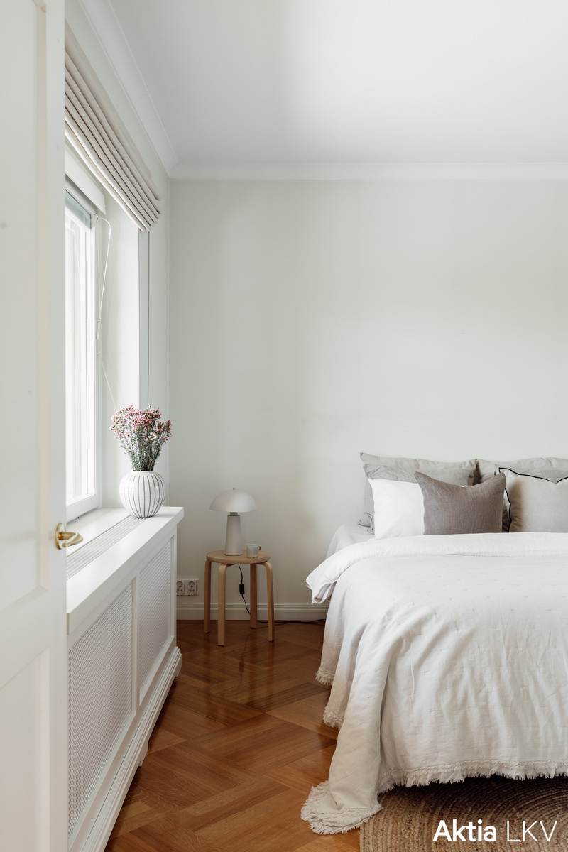 Makuuhuone parvekkeen vieressä