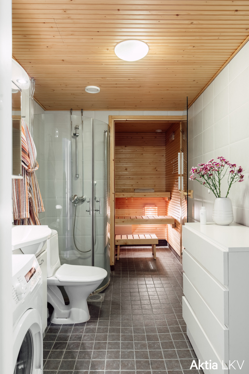 Kylphuoneessa toinen wc, lisäksi oma sauna