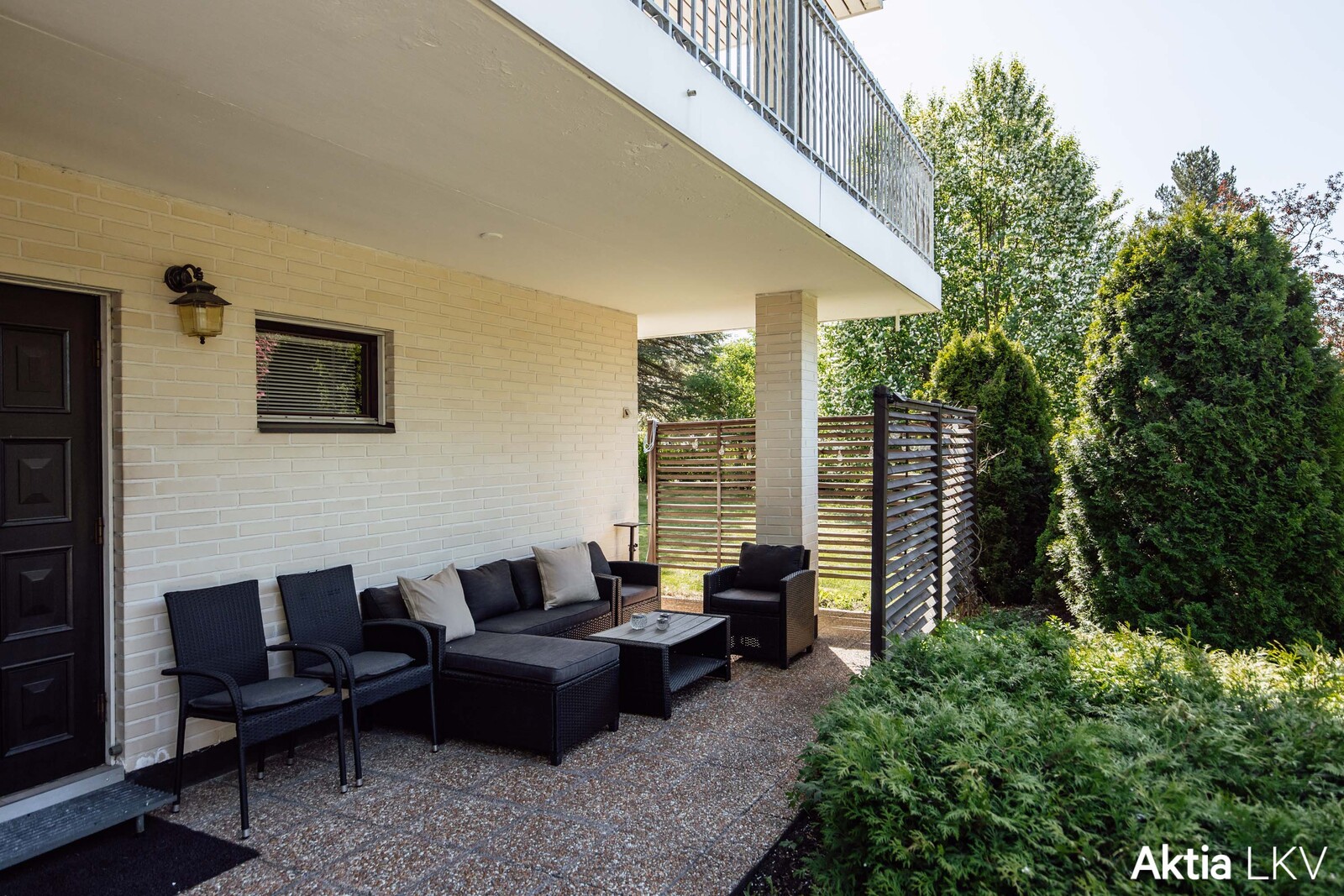 sisäänkäynti ja terassi