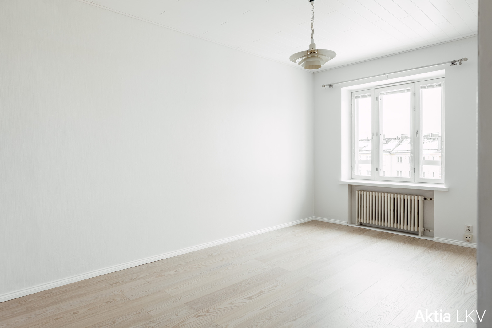 Uusi parkettilattia läpi koko huoneiston