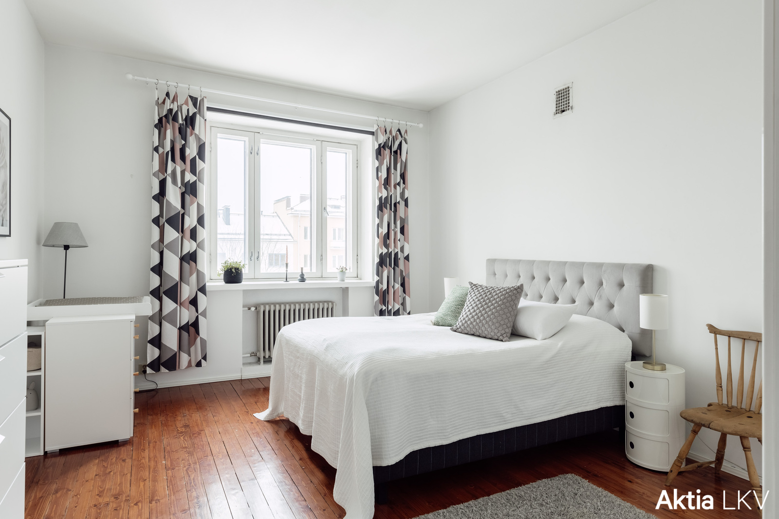 Tilava makuuhuone sisäpihalle