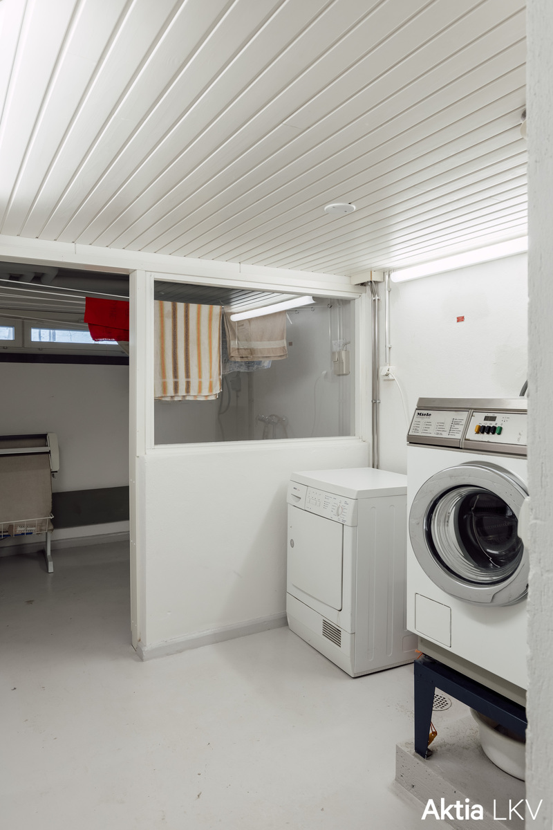 Yhtiön pesutupa pohjakerroksessa