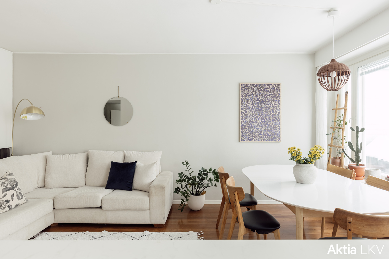 Olohuone keittiön suunnalta katsottuna