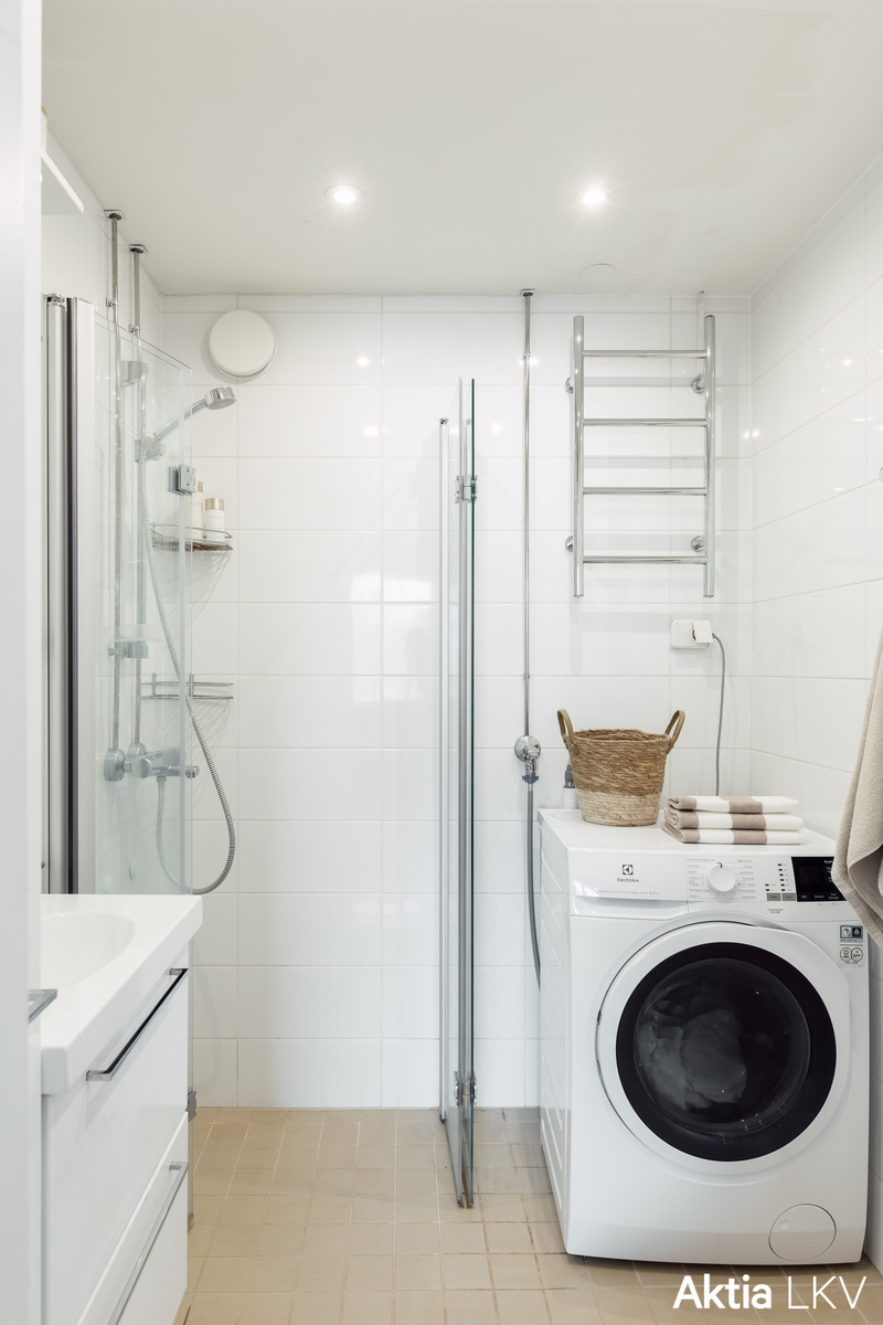 Laatoitettu kylpyhuone