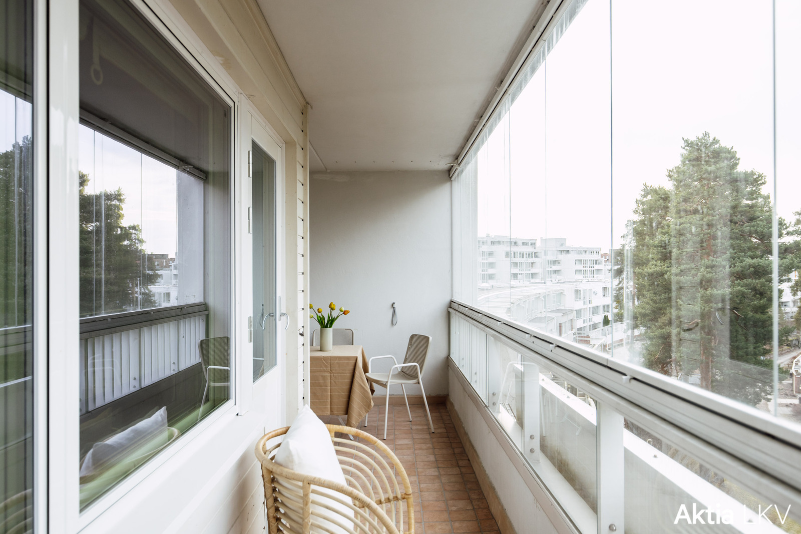 Lasitettu parveke merelle