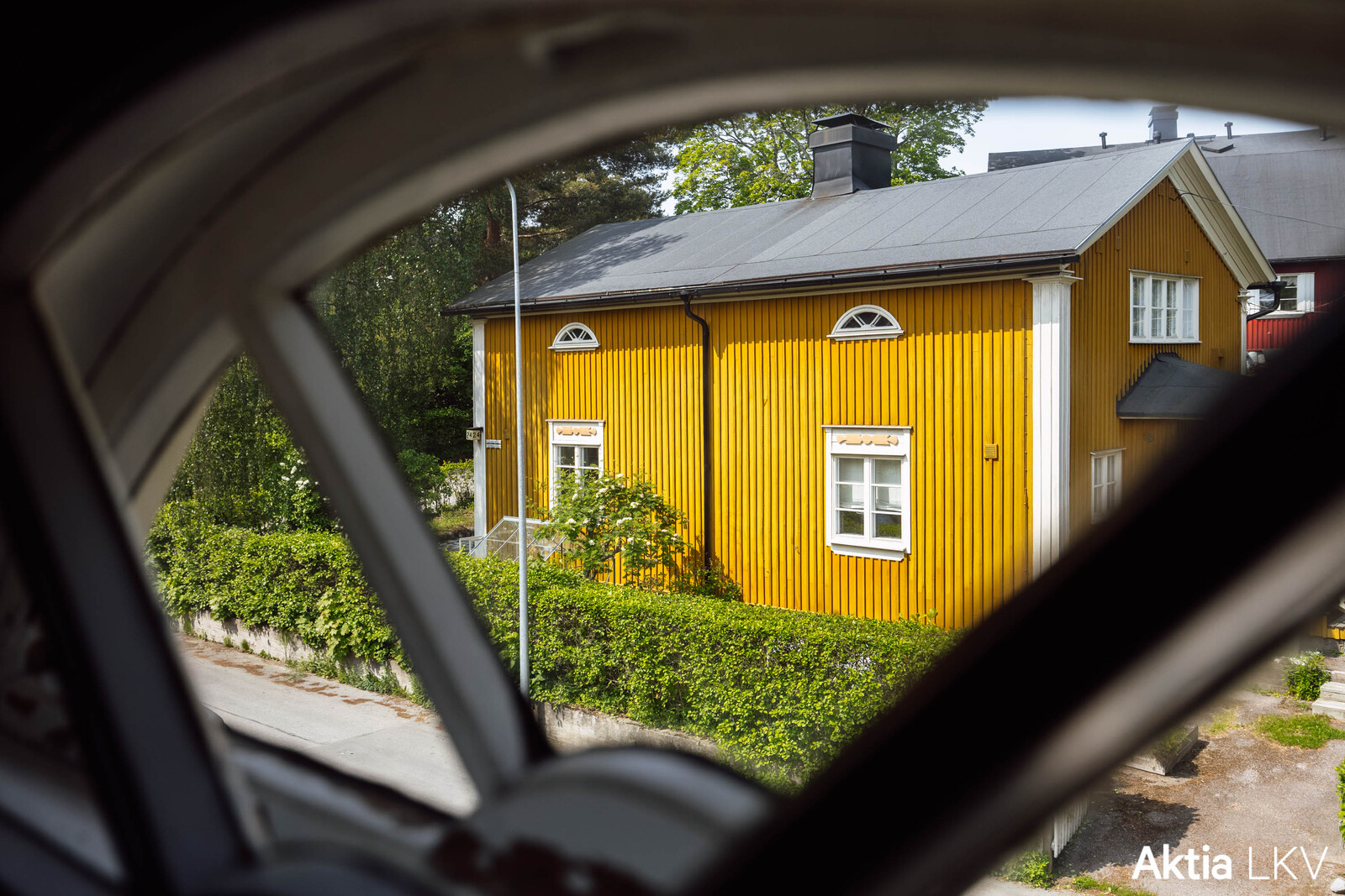 Kauniista yläkerran ikkunasta näkymät Tapiolantielle