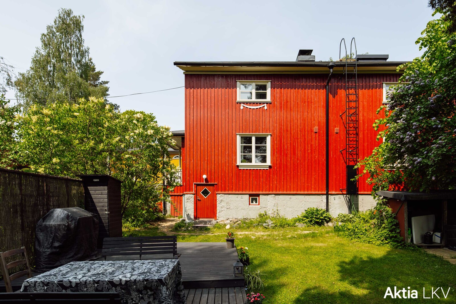 Kellarikerrrokseen sisäänkäynti pihalta