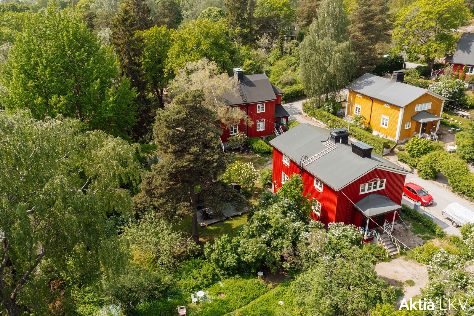 Tilava vehreä piha