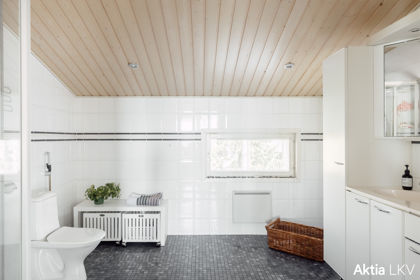 Yläkerran kylpyhuone