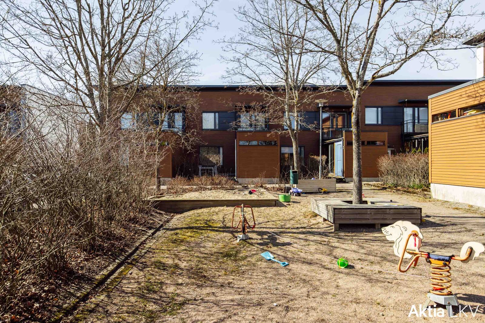 taloyhtiön suojaisa leikkipaikka