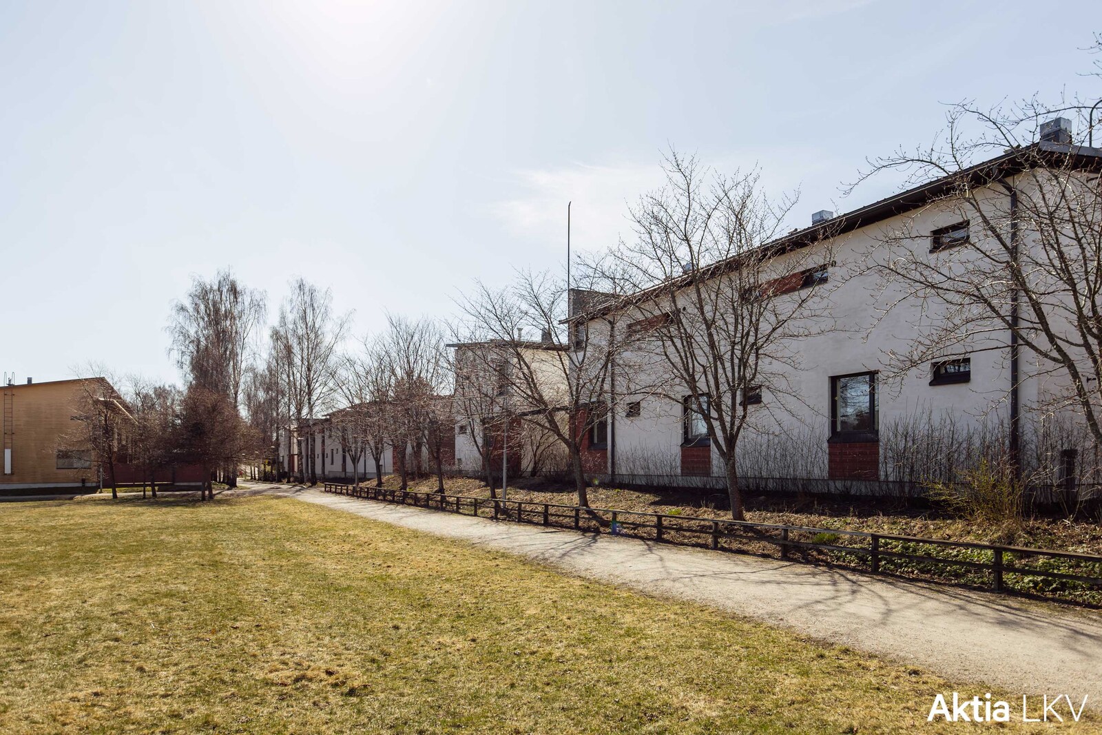 julkisivu puiston puolelta