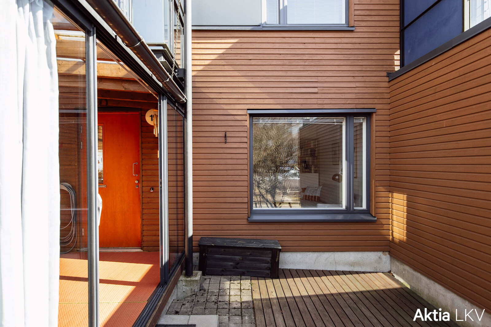 sisääntulo, piha ja lasitettu terassi