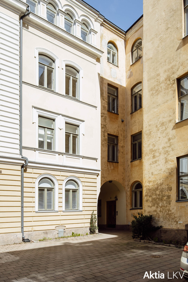 D-rappu oikealla, yhtiön 1889 rakennettu talo vasemmalla