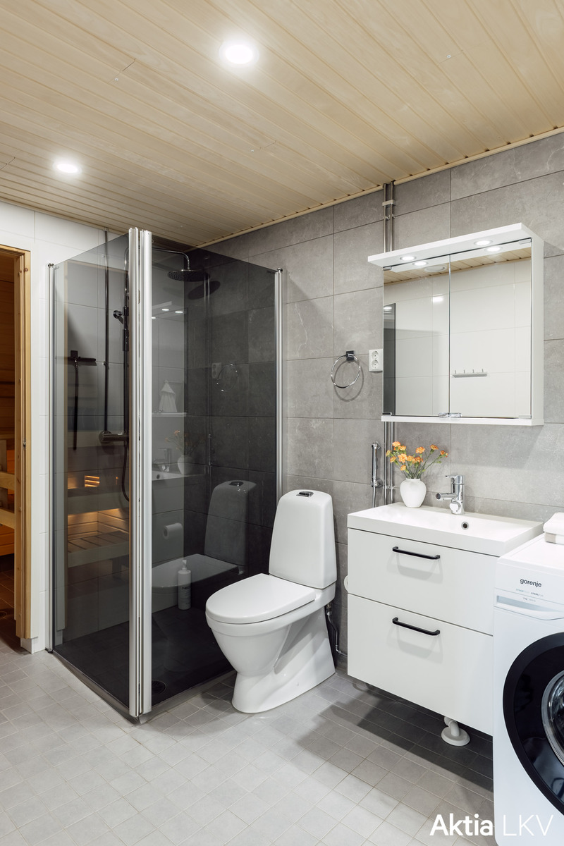 Tilava kylpyhuone, jossa myös wc