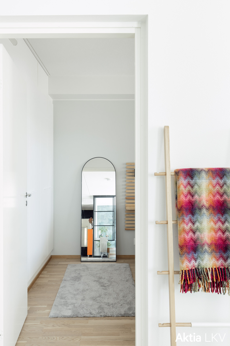 Makuuhuoneessa yhden seinän verran kaappitilaa