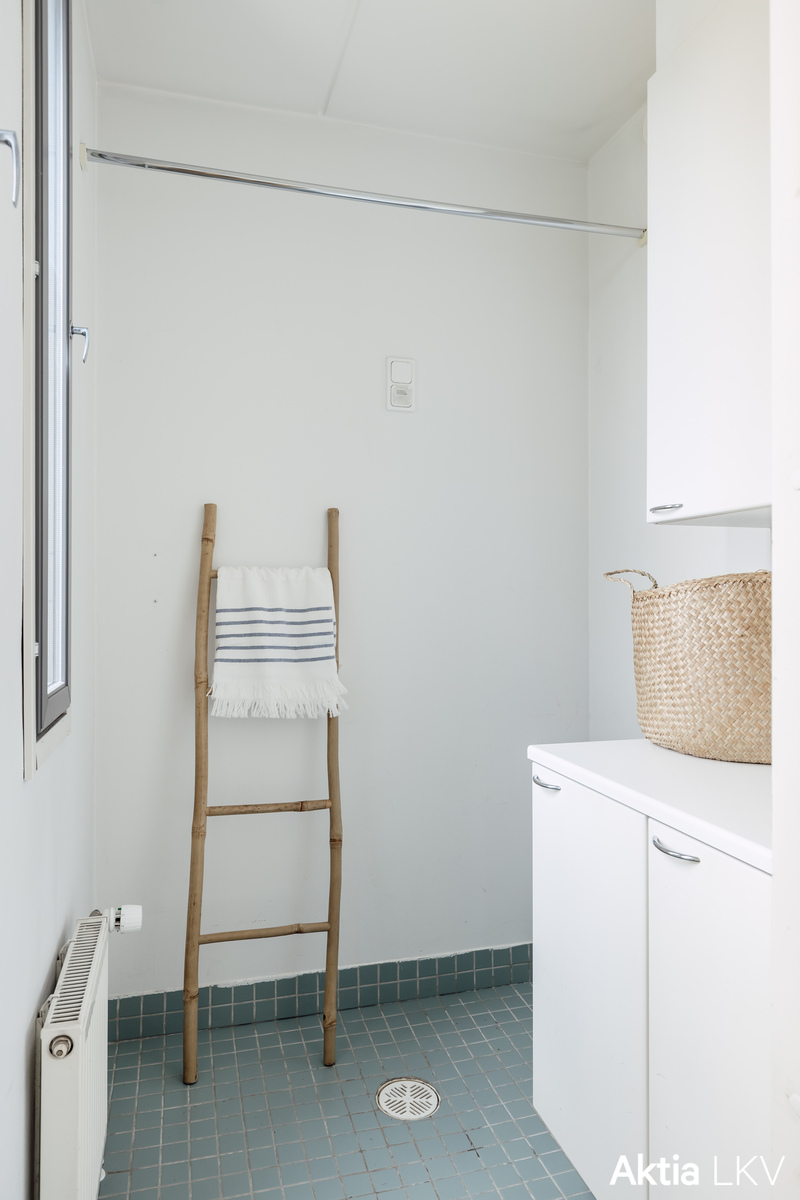 Kodinkhoitohuone keittiön yhteydessä