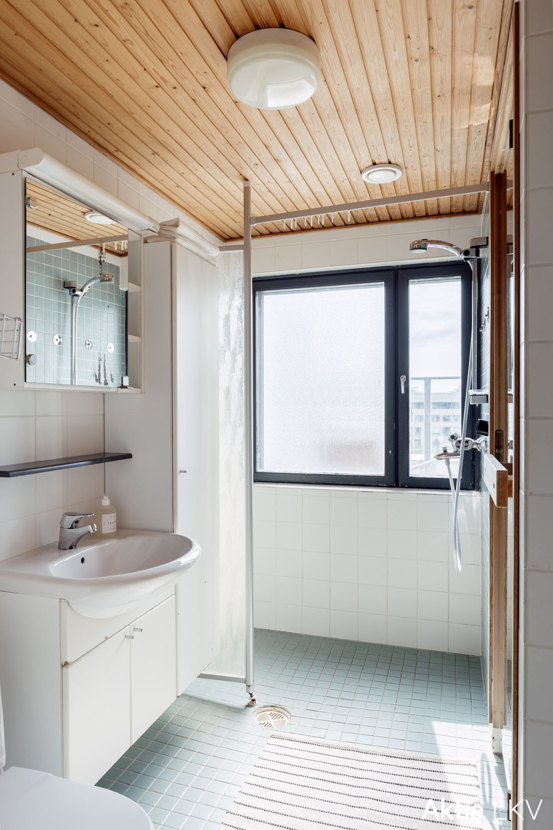 Yläkerran kunnostusta kaipaava saunallinen kph