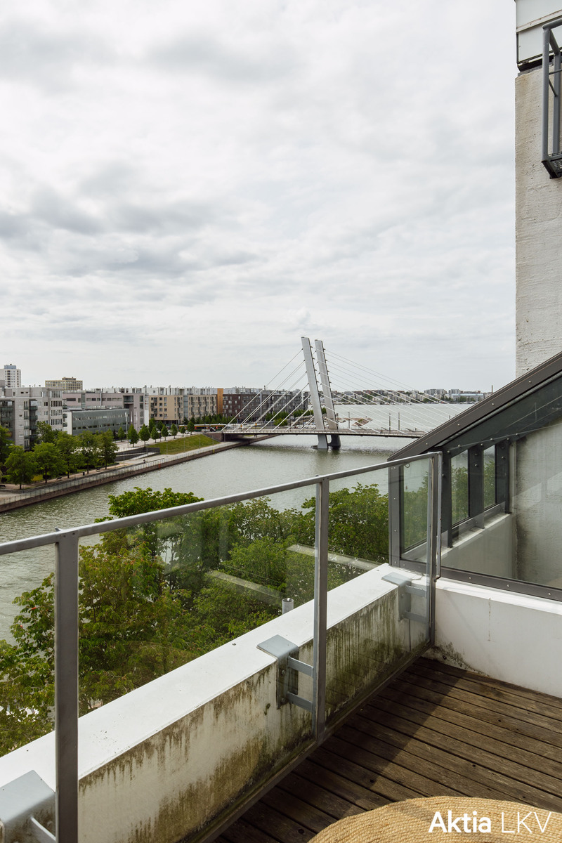 Maisemaa ylimmän kerroksen parvekkeelta