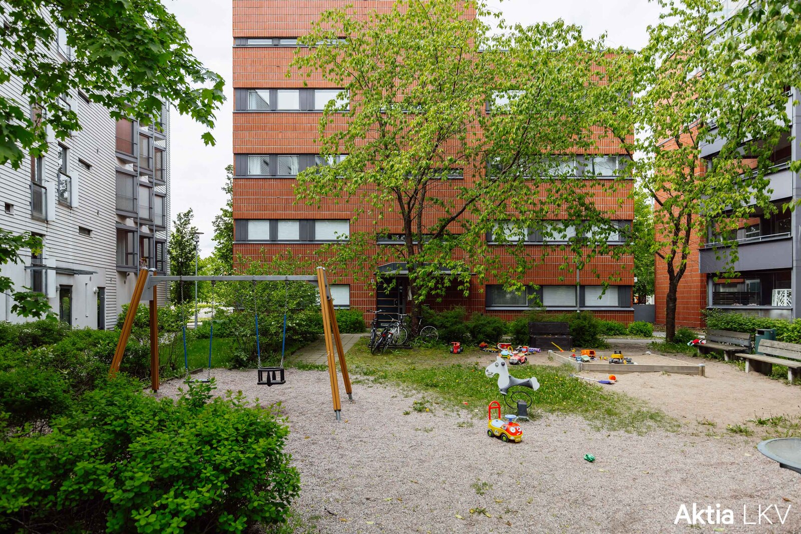 Leikkipiha pohjoisen puolella C-rappua