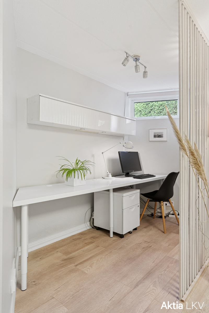 Kellarikerroksen työtila