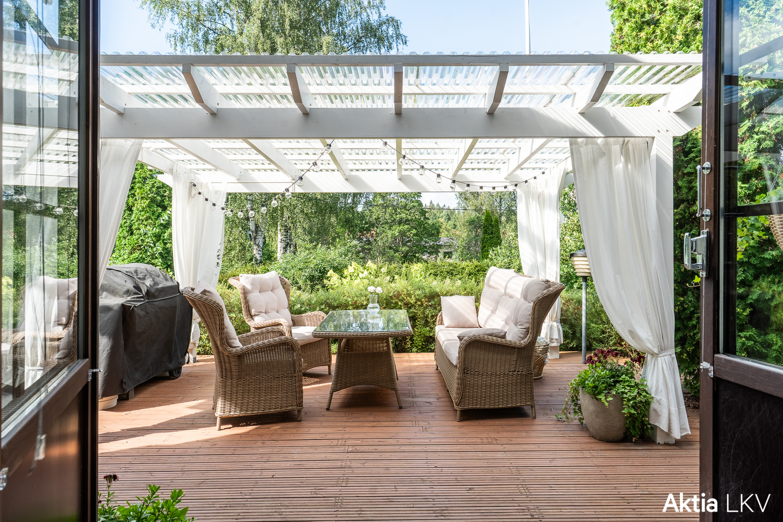 Olohuoneesta aukeaa patio