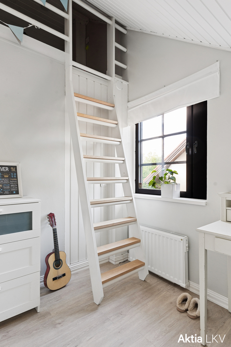 Yläkerran makuuhuoneen parvi