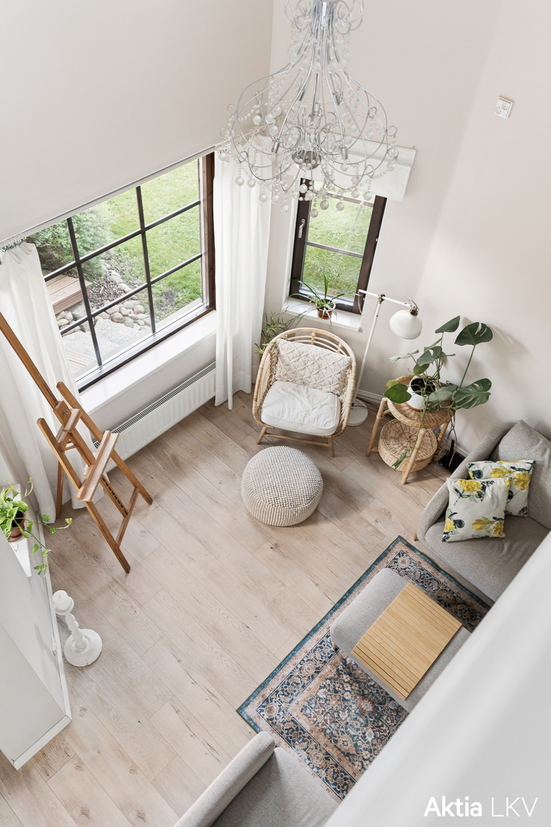 Näkymä ylimmästä kerroksesta keskikerrokseen